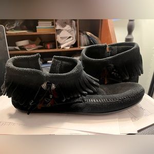 Minnetonka women’s ankle length moccasins 9